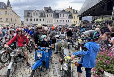 Albert-Motorrad im Fokus der Bürgermeisterwette in Schneeberg - Im Rahmen der Bürgermeisterwette haben sich zahlreiche Simsons auf dem Markt eingefunden. Foto: Ralf Wendland