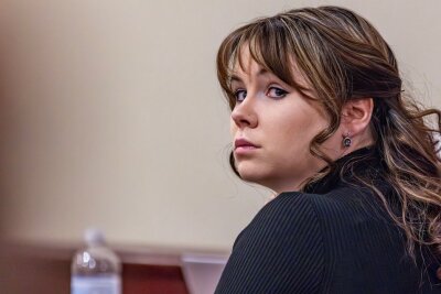 Alec Baldwin hatte sich laut "Rust"-Ermittlern "absolut nicht unter Kontrolle" - Waffenmeisterin Hannah Gutierrez-Reed wurde der fahrlässigen Tötung schuldig gesprochen.