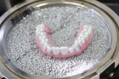 Aligner: Mit Schienen aus dem Internet zu geraden Zähnen? - Auch für Erwachsene gibt es Zahnspangen - die müssen nicht einmal groß auffallen.