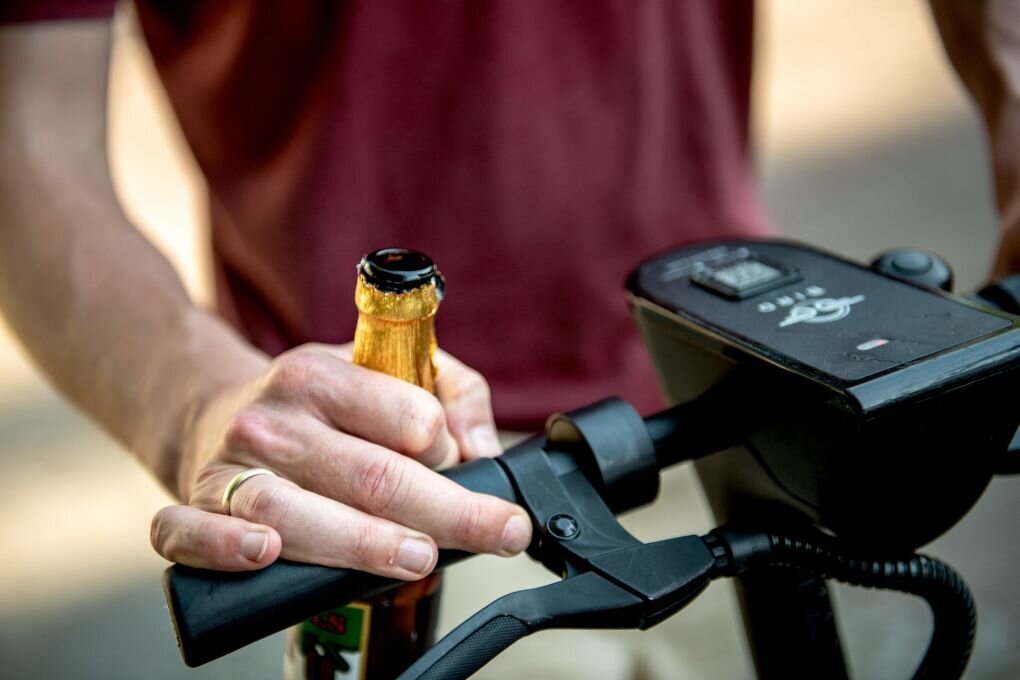 Alkoholisiert E-Scooter gefahren - Fahrerlaubnis weg - Wer mehrere Bier oder vielleicht noch ein paar härtere Drinks intus hat, lässt für den Heimweg besser die Finger von E-Scootern.