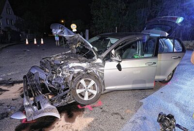 Alkoholisierte Autofahrerin kollidiert mit Gegenverkehr: Mehrere Verletzte - In Lampertswalde ereignete sich ein Verkehrsunfall. Foto: Roland Halkasch
