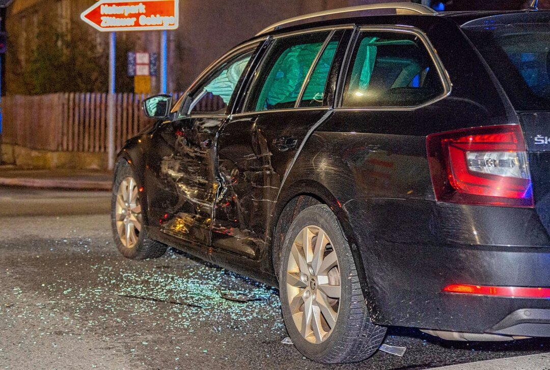Alkoholisierter Fahrer verursacht Kreuzungs-Crash: Geschädigter verletzt im Krankenhaus - Ein alkoholisierter Autofahrer hat in der Nacht zu Freitag in Zittau einen Unfall verursacht. Foto: Xcitepress