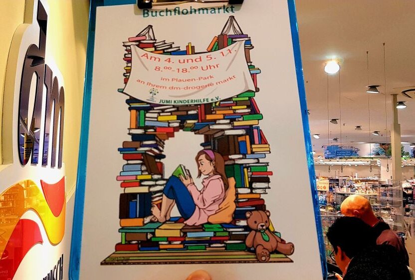 Alle Bücher ausgelesen? Bücherwürmer aufgepasst! - Bücherflohmarkt im Plauen Park. Foto: Karsten Repert
