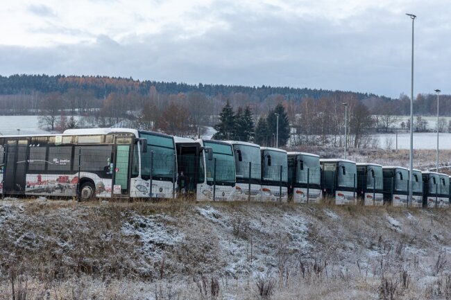 Alle Busse stehen still: Wie geht's weiter im Vogtland? - Alle Busse stehen still. Foto: David Rötzschke
