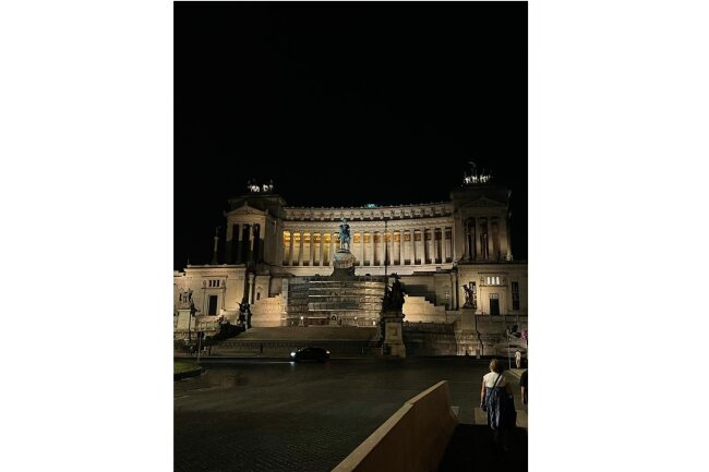 Das Viktor-Emanuelsdenkmal ist sehr groß und imposant, gerade bei Nacht. Foto: privat