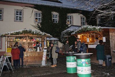 Alles funkelt um die Wette: Limbachs Weihnachtsmarkt strahlt wieder - An den Buden gibt es vor allem vielfältige kulinarische Angebote, aber auch Kunsthandwerk. Foto: Annett Büchner-Ulrich