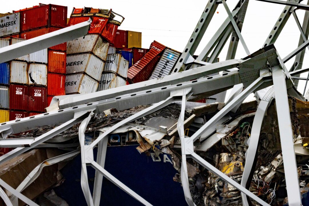 Allianz: Große Schiffe bergen große Risiken - Trümmer der Francis Scott Key Bridge liegen auf dem Containerschiff "Dali".