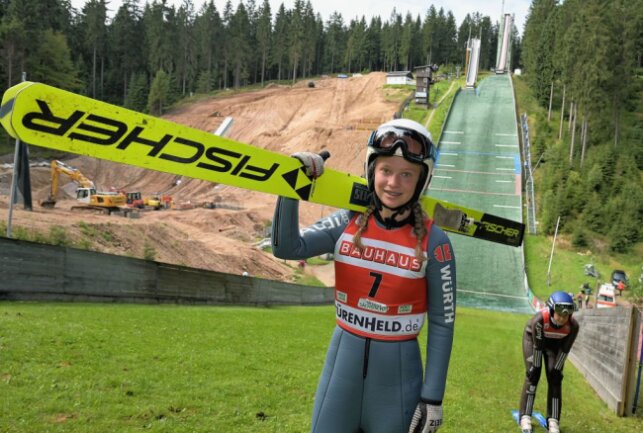 Alpencup der Damen wird ausgetragen - Spezialspringerin Julina Kreibich hat in Klingenthal in der Gästeklasse einmal Silber und einmal Gold erkämpft.Foto: Ralf Wendland