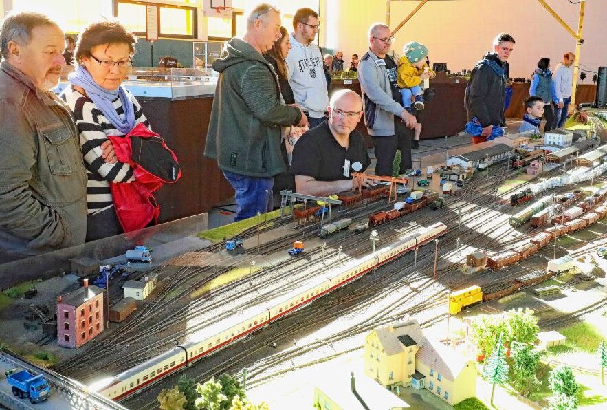Als am Bahnhof noch Betrieb war - Die Modellbahnanlage des Werdauer Bahnhofes sorgt bei den "großen" Besuchern der Schau für jede Menge Erinnerungen. Foto: Th. Michel