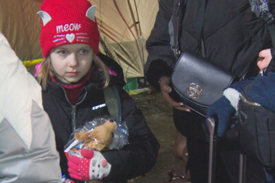 Als Reporter vor Ort an der ukrainischen Grenze - Helfer verteilen Schokoriegel, süße Getränke und Plüschtiere.