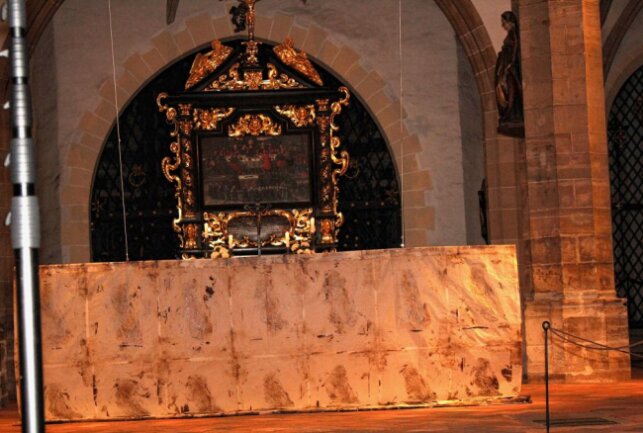 Altar des Freiberger Doms wurde für die Fastenzeit verhüllt - Das Kunstwerk wird den Altar verhüllen. Foto: Renate Fischer