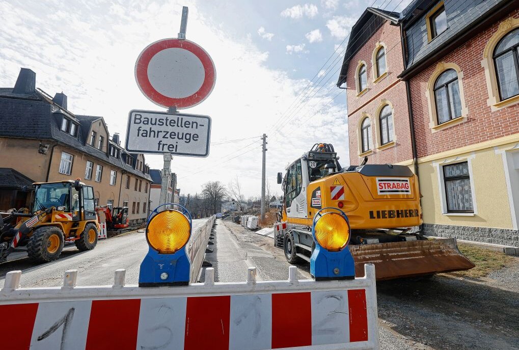 Alte Auerbacher Straße wird saniert - Entlang der alten Auerbacher Straße rollten die Baufahrzeuge an.Foto: Thomas Voigt