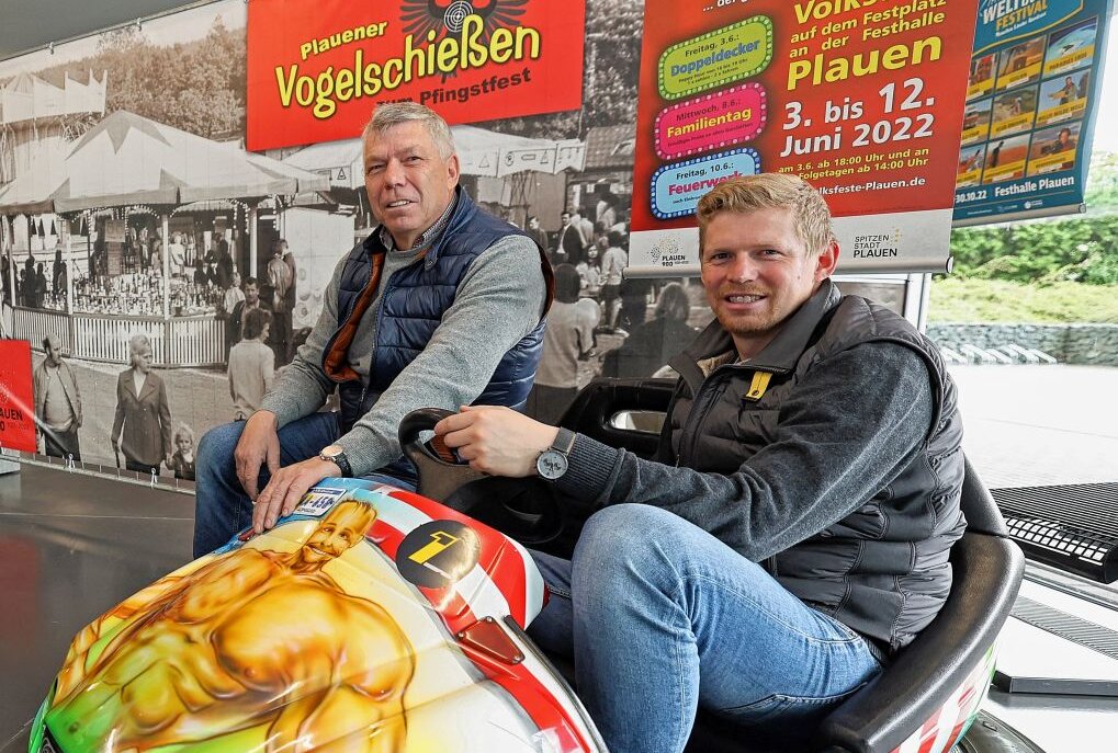 Peter (li.) und Felix Hickmann machten in der Festhalle schon mal Appetit auf das Plauener Vogelschießen. Foto: Thomas Voigt
