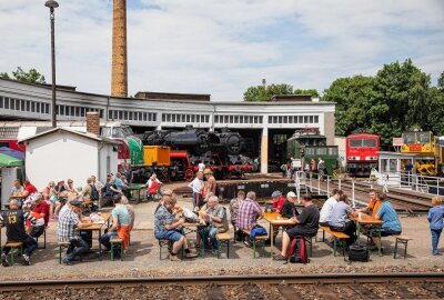 Alte Loks lockten zahlreiche Besucher an - Das Sommerfest im Bahnbetriebswerk Glauchau lockte viele Interessierte an. Foto: Markus Pfeifer