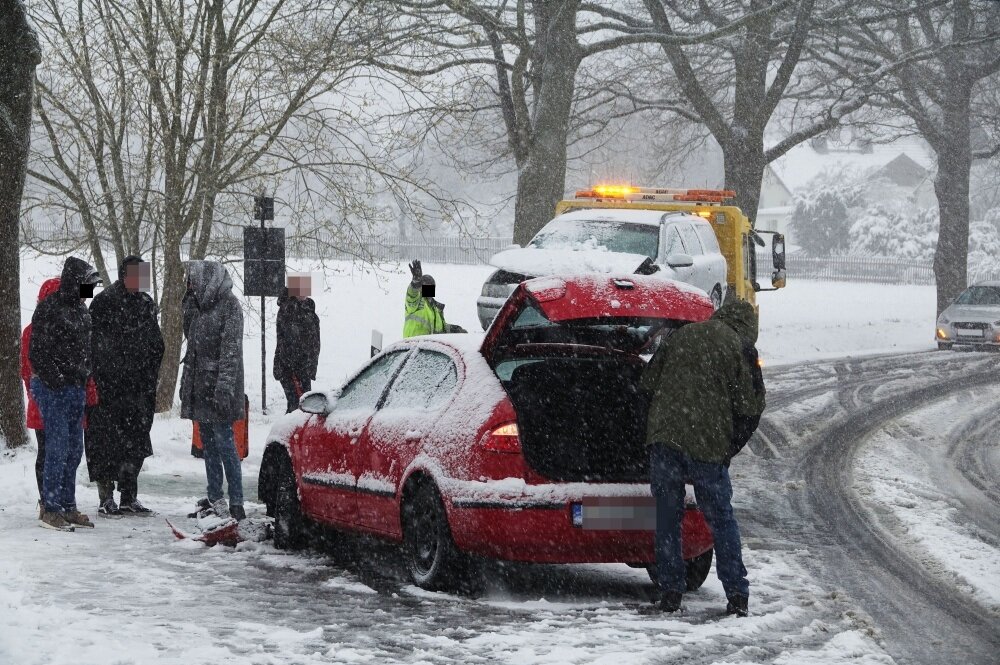 Die Unfallursache könnte die schneeglatte Fahrbahn sein, es wird noch ermittelt. Foto: Jan Haertel