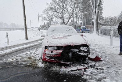 Altenhain: In Folge der Glätte crashten zwei PKW zusammen - Die Unfallursache könnte die schneeglatte Fahrbahn sein, es wird noch ermittelt. Foto: Jan Haertel
