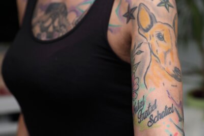 Altenpflegerin Paola (38) hat Schwalben als Unabhängigkeitssymbol auf dem Popo - Paolas Tattoos sind mit Erinnerungen, der Familie und Schicksalsschlägen verbunden.