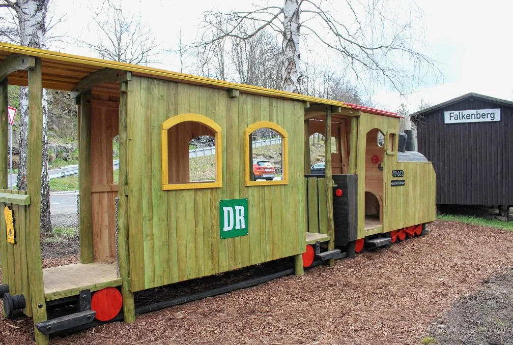 Alter Bahnhof in Falkenberg wird immer schöner - Die Holzeisenbahn-fertig zum Spielen. Foto: Renate Fischer