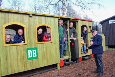 Alter Bahnhof in Falkenberg wird immer schöner - Die Bimmelbahn aus Holz mit den Organisatoren des Schmuckstückes. Foto: Renate Fischer