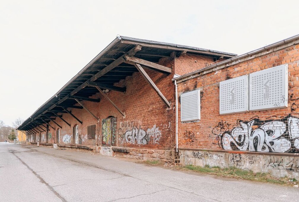 In Altendorf wird es im Sommer bunt - der alte Güterbahnhof soll von Künstlern kreativ zum leben erweckt werden. Im letzten Jahr fanden die "Begehungen" in einer alten Kaufhalle im Heckert-Gebiet statt. Foto: Steffi Hofmann