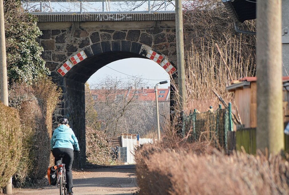 Die kleine Steinbogenbrücke über die verlängerte Bernhardstraße im Kleingartenpark Südost hinweg soll im Oktober 2021 saniert werden. Foto: Anke Brod