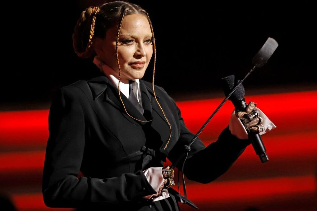"Altersdiskriminierung und Frauenfeindlichkeit": Madonna wehrt sich nach Grammy-Auftritt - Bei der Grammy-Verleihung stellte Madonna Kim Petras vor. Doch statt über die Gewinnerin, wurde viel über das Gesicht der 64-Jährigen diskutiert.
