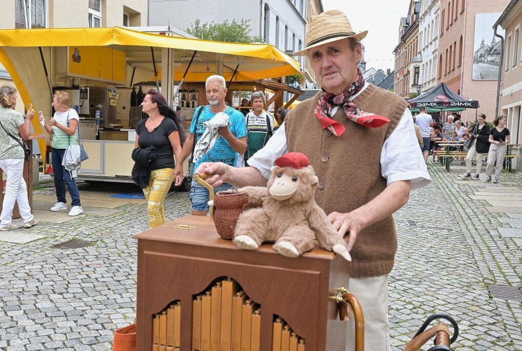 Altstadtfest in Stollberg geht heute zu Ende - Beim Altstadtfest in Stollberg unterwegs ist auch Drehorgelspieler Reiner Kleez aus Thalheim. Foto: Ralf Wendland