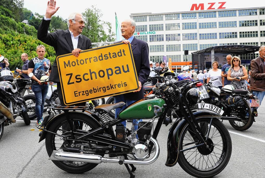 Jørgen Skafte Rasmussen und Prof Dr. Carl Horst Hahn (v.l) gaben sich im vergangenen Jahr, als Zschopau den Titel Motorradstadt verliehen bekam, die Ehre. Foto: Thomas Fritzsch/PhotoERZ