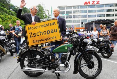 Am 30. Juni 1992 verstummten bei MZ die Motoren - Jørgen Skafte Rasmussen und Prof Dr. Carl Horst Hahn (v.l) gaben sich im vergangenen Jahr, als Zschopau den Titel Motorradstadt verliehen bekam, die Ehre. Foto: Thomas Fritzsch/PhotoERZ