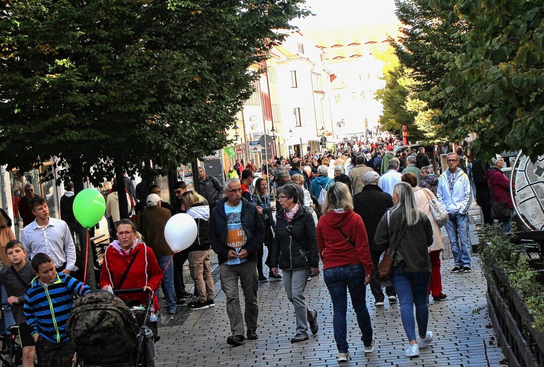 Am 9. September lässt Freiberg es krachen - Die Burgstraße in Feierlaune.Foto: Renate Fischer