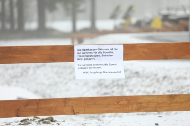 Am Fichtelberg bleibt es winterlich - vorerst! - die Sportanlagen des WSC Erzgebirge Oberwiesenthal wegen Corona derzeitig für alle gesperrt. 