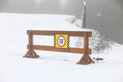 Am Fichtelberg bleibt es winterlich - vorerst! - die Sportanlagen des WSC Erzgebirge Oberwiesenthal wegen Corona derzeitig für alle gesperrt. 