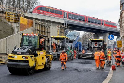 Am Kreisverkehr läuft es wieder rund - Vor ein paar Tagen bestimmt auf der B101 am Viadukt noch Bauarbeiten das Bild. Jetzt rollt der Verkehr wieder reibungslos. Foto: Carsten Wagner