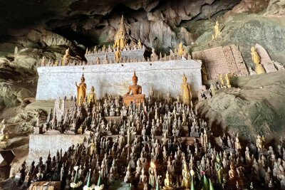 Am Mekong: Heilige Höhlen mit 6000 Buddha-Statuen - Eine Gruppe von Buddha-Statuen in den Pak Ou Caves: Über Jahrhunderte brachten Pilger immer neue Statuen in die Höhlen.