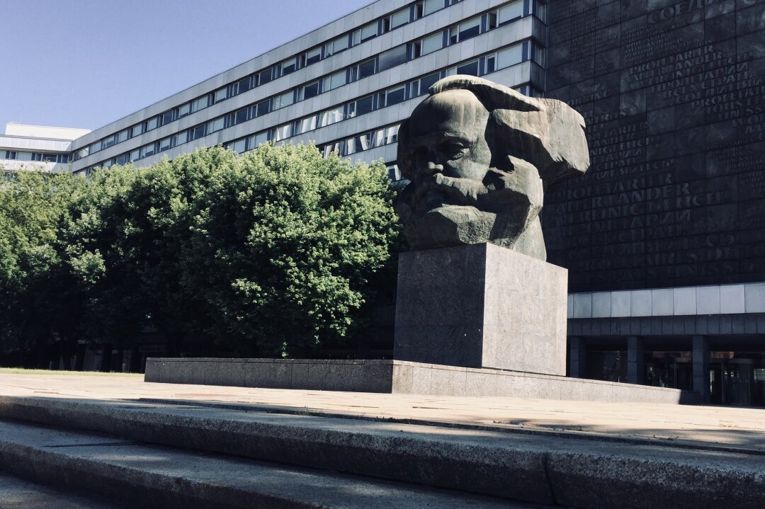 Am Samstag wird es dunkel in der Stadt... - Das Chemnitzer Karl-Marx-Monument.