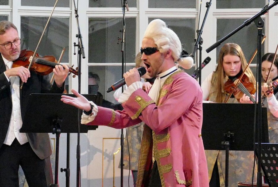 Amadeus Pop Orchester zurück auf der Bühne - In barockem Kostüm führt Sänger Yves Flade den Song "Amadeus" von Falco auf. Foto: Andreas Bauer