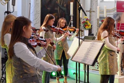 Amadeus Pop Orchester zurück auf der Bühne - Für das Geigen-Ensemble war es der erste Auftritt seit Oktober 2020. Foto: Andreas Bauer