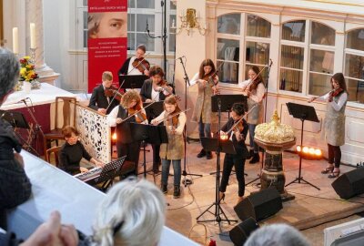 Amadeus Pop Orchester zurück auf der Bühne - Mit dabei war in der Kirche auch das Ensemble "100 Mozartkinder", mit dem das Amadeus Pop Orchester künftig öfter auftreten wird. Foto: Andreas Bauer