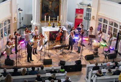 Amadeus Pop Orchester zurück auf der Bühne - Mit mehr als 350 Besuchern war die Zschopauer St. Martinskirche sehr gut besucht. Foto: Andreas Bauer