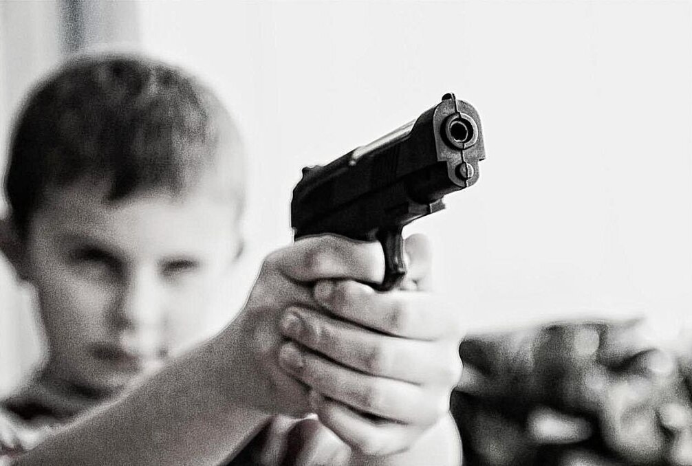Amok-Alarm in Leipzig: Snapchat alarmiert Behörden - Symbolbild. Ein Kind zielt mit einer Spielzeug-Waffe. Foto: Pixabay