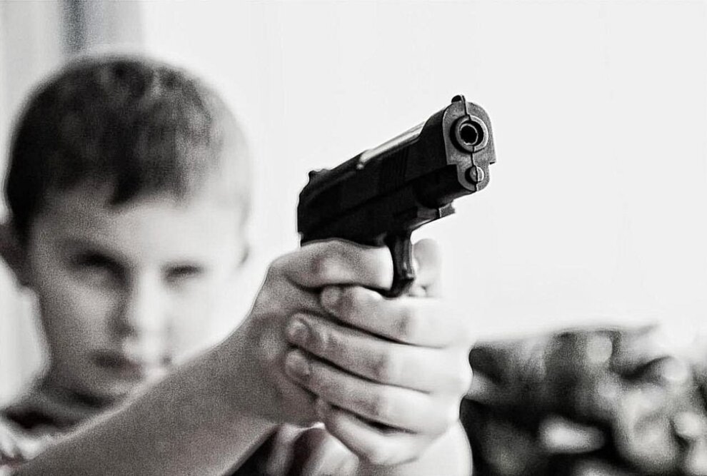 Symbolbild. Ein Kind zielt mit einer Spielzeug-Waffe. Foto: Pixabay