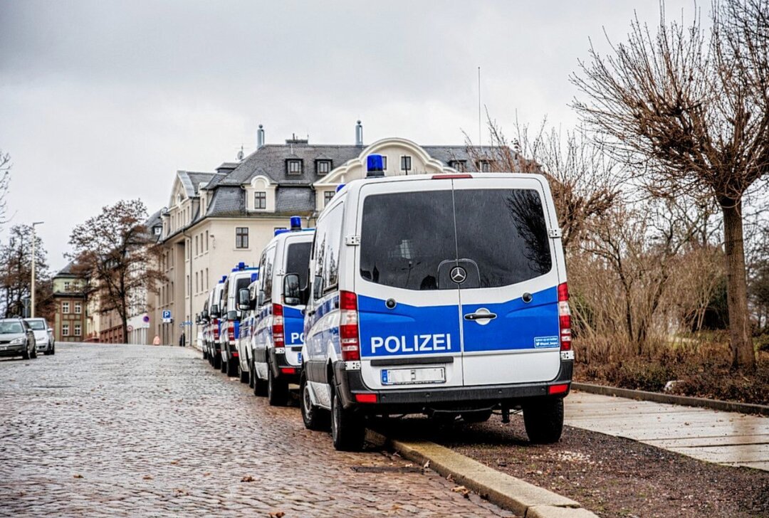 Amokalarm an Schule in Sachsen - Großaufgebot der Polizei vor Ort - Symbolbild. Foto: Pixabay/GlauchauCity
