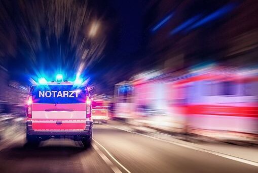 Ampel missachtet: Eine Schwerverletzte bei Kollision nahe Markranstädt - Eine 32-Jährige wurde schwer verletzt ins Krankenhaus gebracht. Symbolbild: ollo/Getty Images