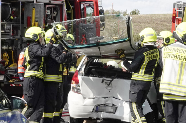 Der Hyundai wurde so stark beschädigt, dass die Insassen eingeklemmt wurden und aus dem Fahrzeug herausgeschnitten werden mussten. 