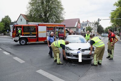 Ampel übersehen: Zwei Verletzte in Dresden - In Dresden kam es zu einem Verkehrsunfall. Foto: Roland Halkasch