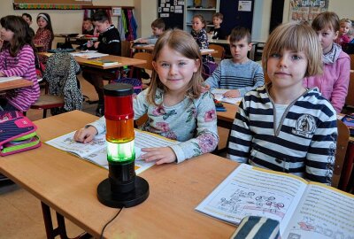 Ampeln sollen die Viren in Schach halten - Die Ampel im Klassenzimmer steht auf Grün. Im Vordergrund Lia (l.) und Liesbeth. Foto: Uhlig/Stadt Kirchberg