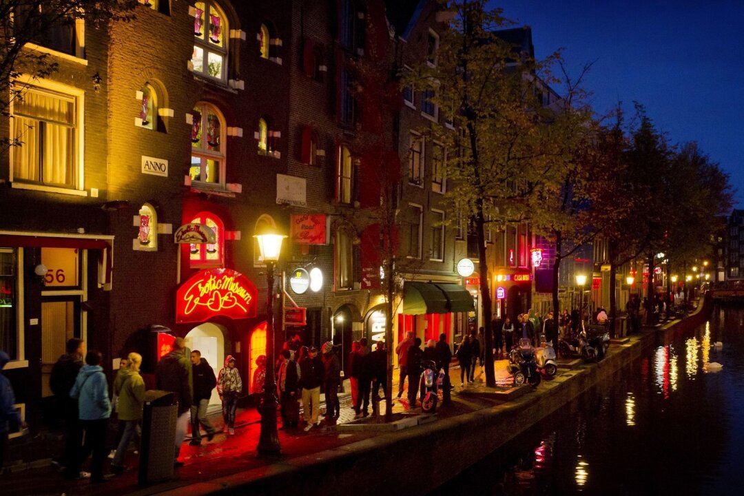 Amsterdam will Touristen mit Quiz Benimmregeln beibringen - Das Fragespiel will klären, weshalb es Besucher in die niederländische Hauptstadt lockt.