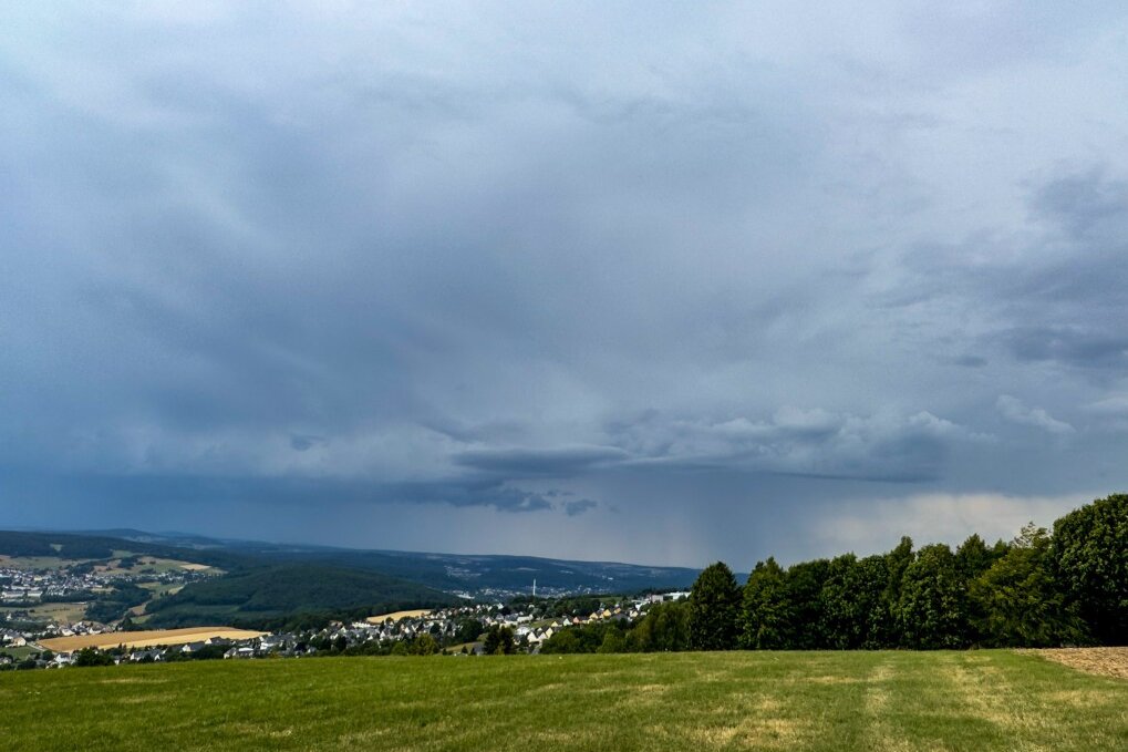 Amtliche Unwetterwarnung für Vogtland, Erzgebirge, Zwickau und Chemnitz - Dunkle Wolken ziehen auf. Foto: Daniel Unger