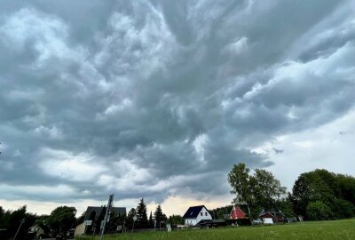 Amtliche Unwetterwarnung im Erzgebirge: Massives Gewitter mit Starkregen - Der Himmel in Lauter. Symbolbild: Daniel Unger