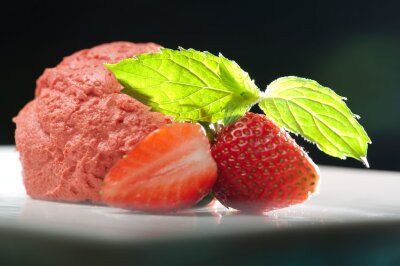 An diesen Punkten erkennen Sie ein gutes Eis - Erdbeer pur: Eis aus Fruchtpüree enthält kaum Fett.